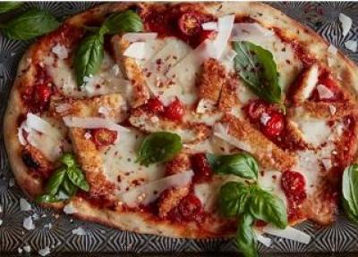 طرز تهیه پیتزا چیکن پارمسان خانگی؛ یک پیتزای وسوسه انگیز