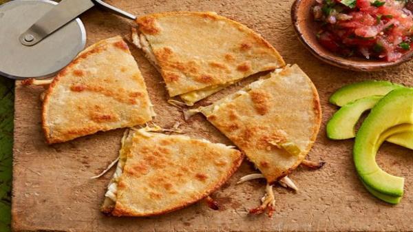 طرز تهیه کویسادیلا مرغ؛ غذای عربی خوشمزه و محبوب